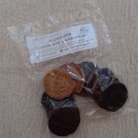 Galletitas Veganas de Algarroba y Naranja, bañadas en Chocolate 120g aprox. - Karu